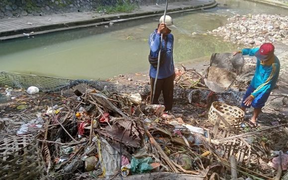 podiumnews.com-Masih Ada Warga Buang Sampai ke Sungai